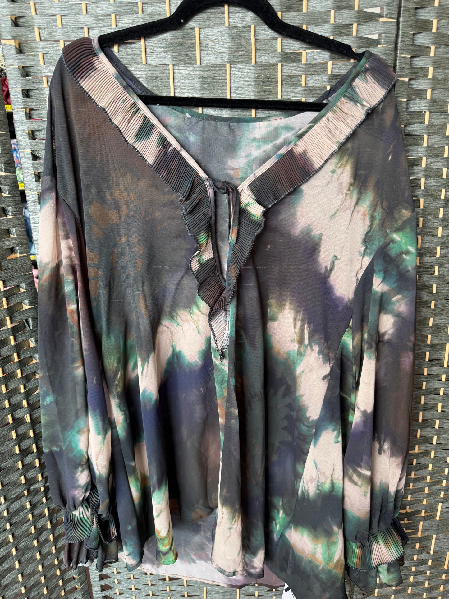 SHEAR MULTI-COLOR TOP MED.