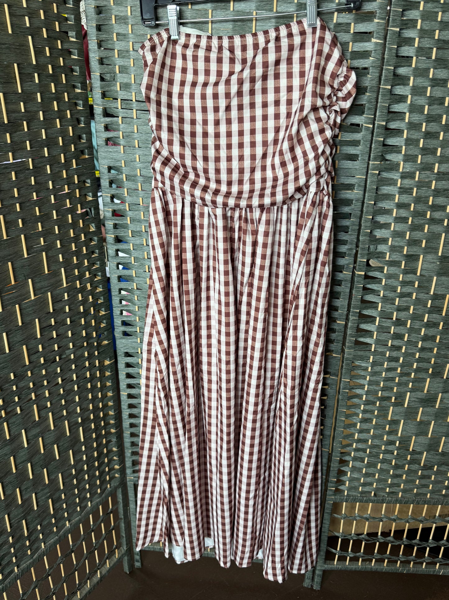 BROWN STRAPLESS PLAD DRESS. MED