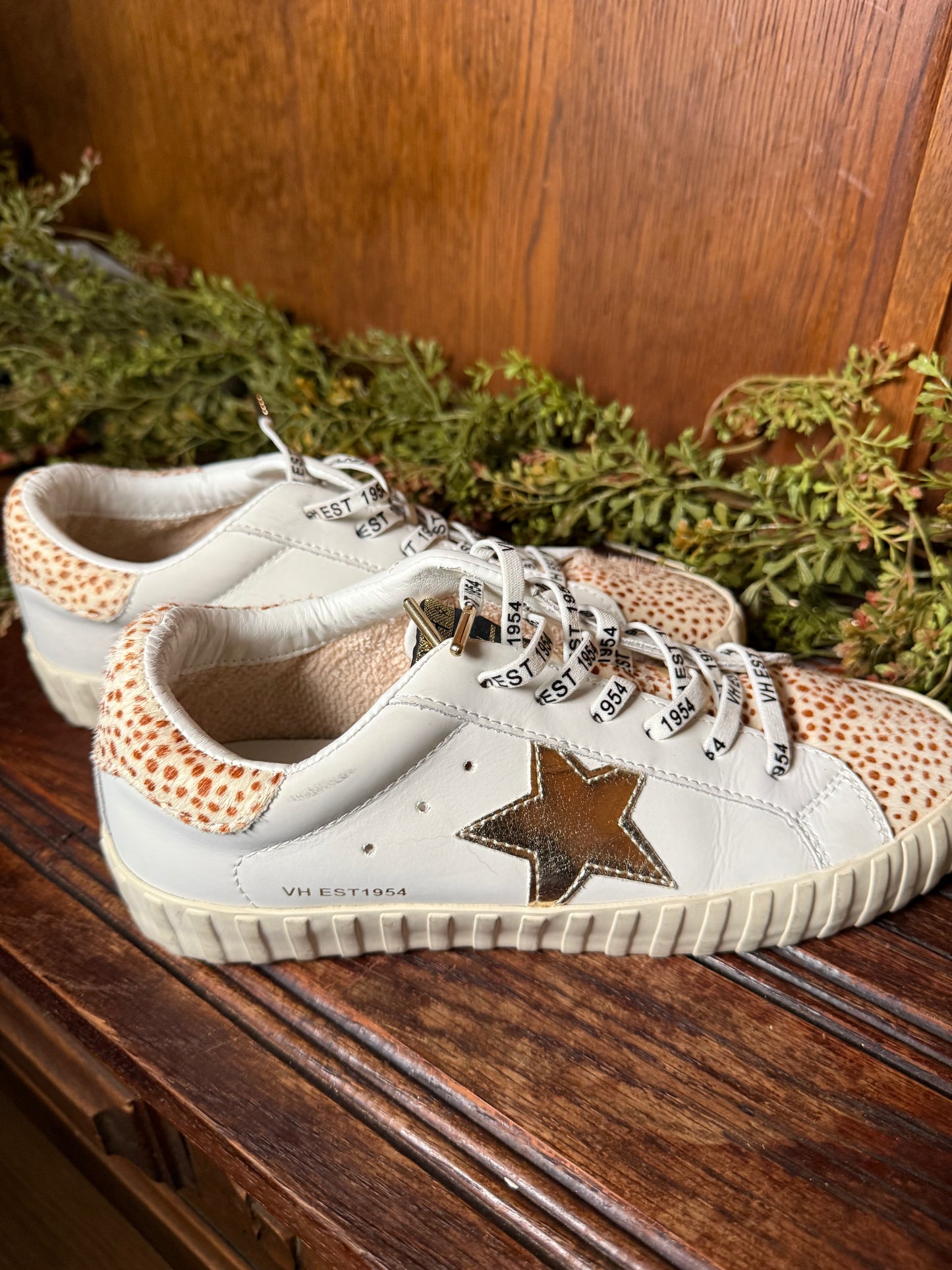 8.5 star tennis shoes