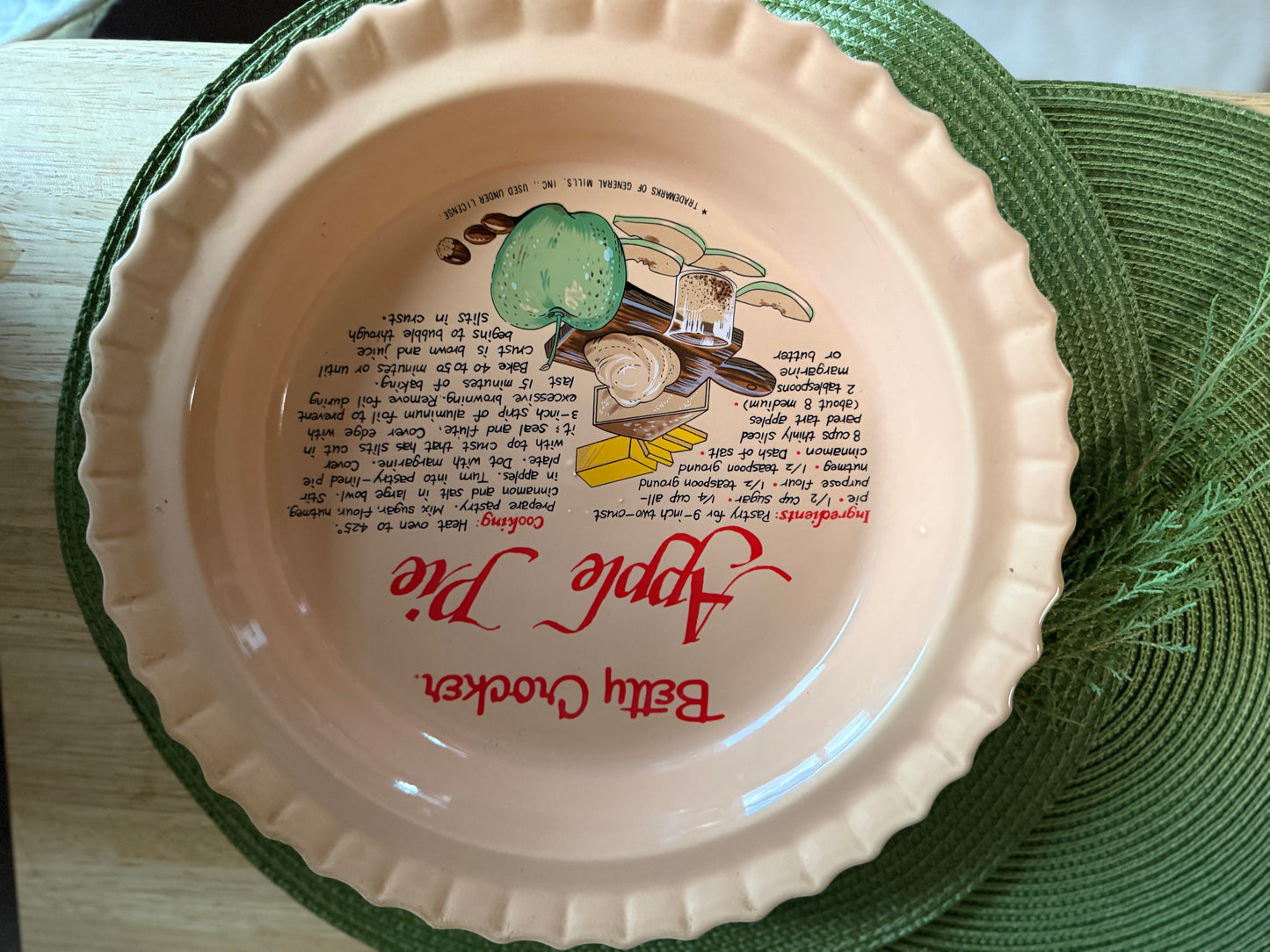 Vintage 1991 Betty Crocker Ceramic Apple Pie Keeper