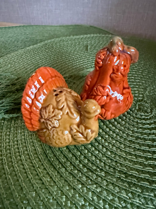 Cosmos Gifts Ceramic Thanksgiving Turkey and Gourd Salt & Pepper Shakers